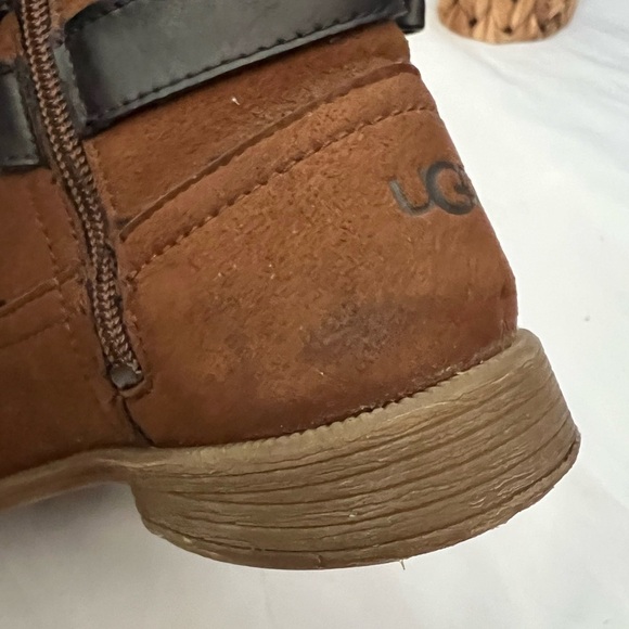 Ugg Joanie bow ankle boot for kids in cognac and dark brown. Size 3 - Picture 10 of 11